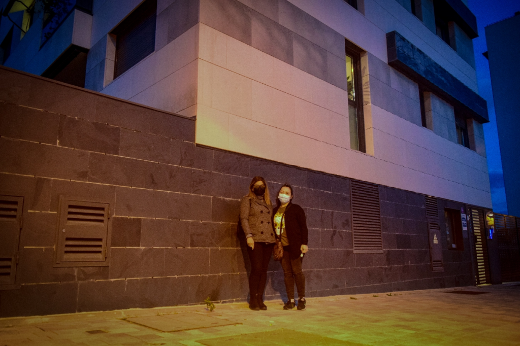 Inmigración en España: Heidi y Karen frente a un edificio antes de iniciar su jornada.